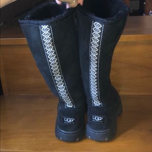 Black ugg booth with tribal stripe